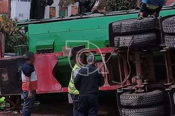 Aparatoso vuelco del trailer de un camión en la obra de Lidl de Arnao (Telde)/TA.